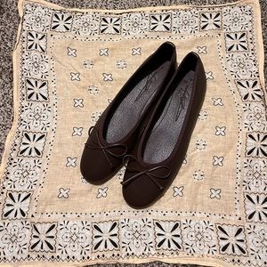 Women’s dark brown slim flats size 6.5